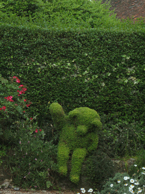 Topiary bear in a hedge in Eyhorne Street village